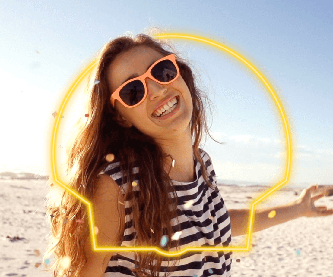 Image d'une femme jetant des confettis sur la plage